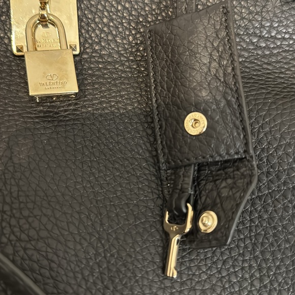 Valentino Garavani turn lock leather bag - Picture 6 of 14